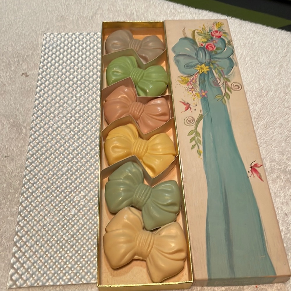 Avon. Vintage 6 cakes of soap. Bow shaped. NIB